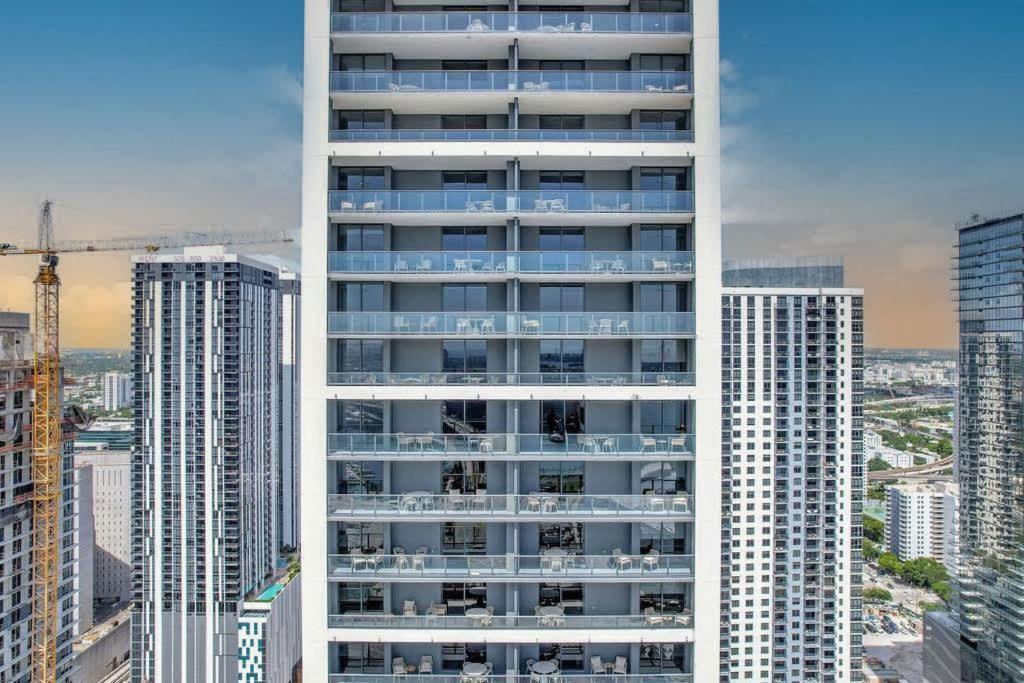 - Views Gym & Pool * Miami