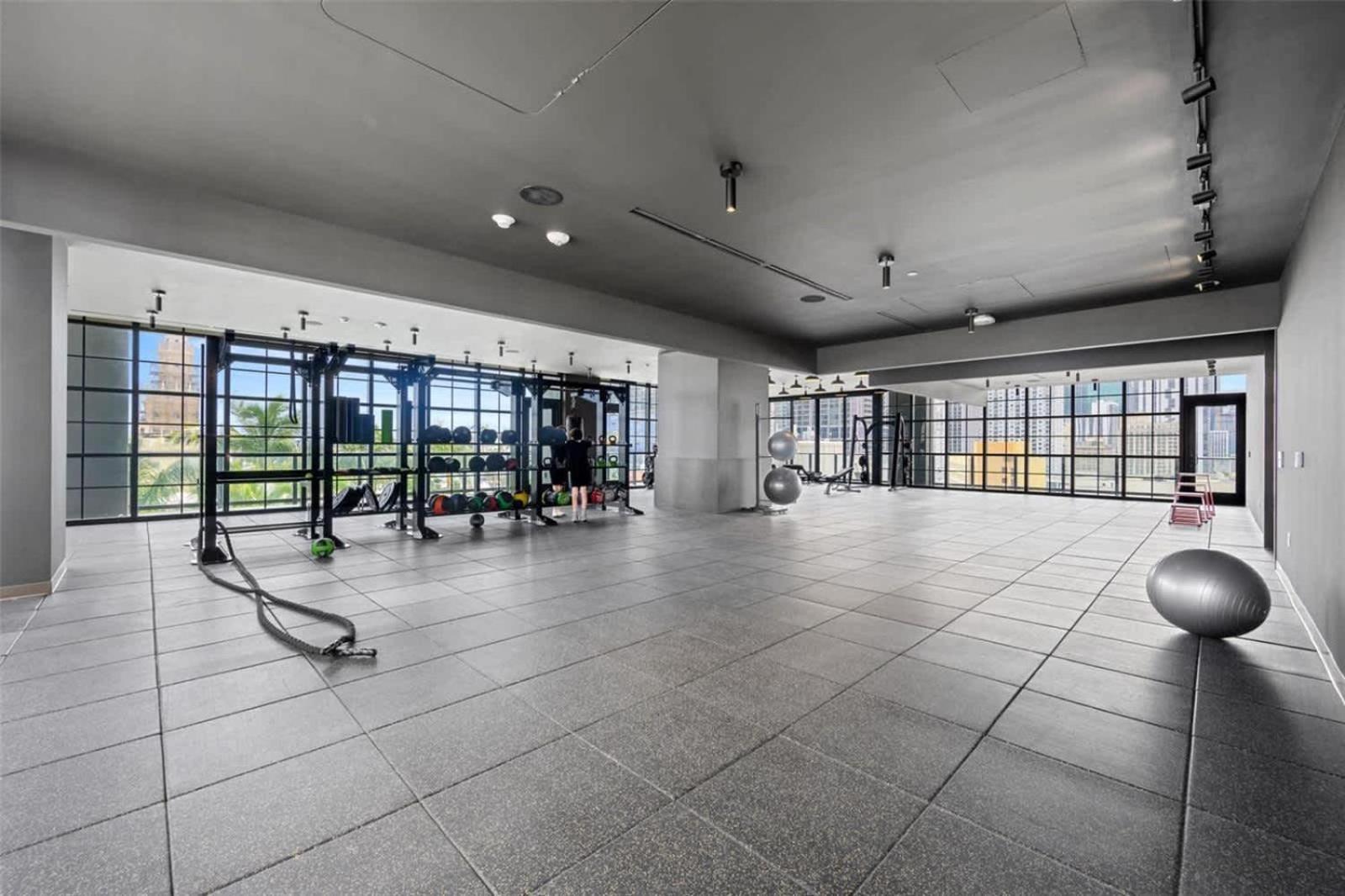 - Views Gym & Pool Apartment