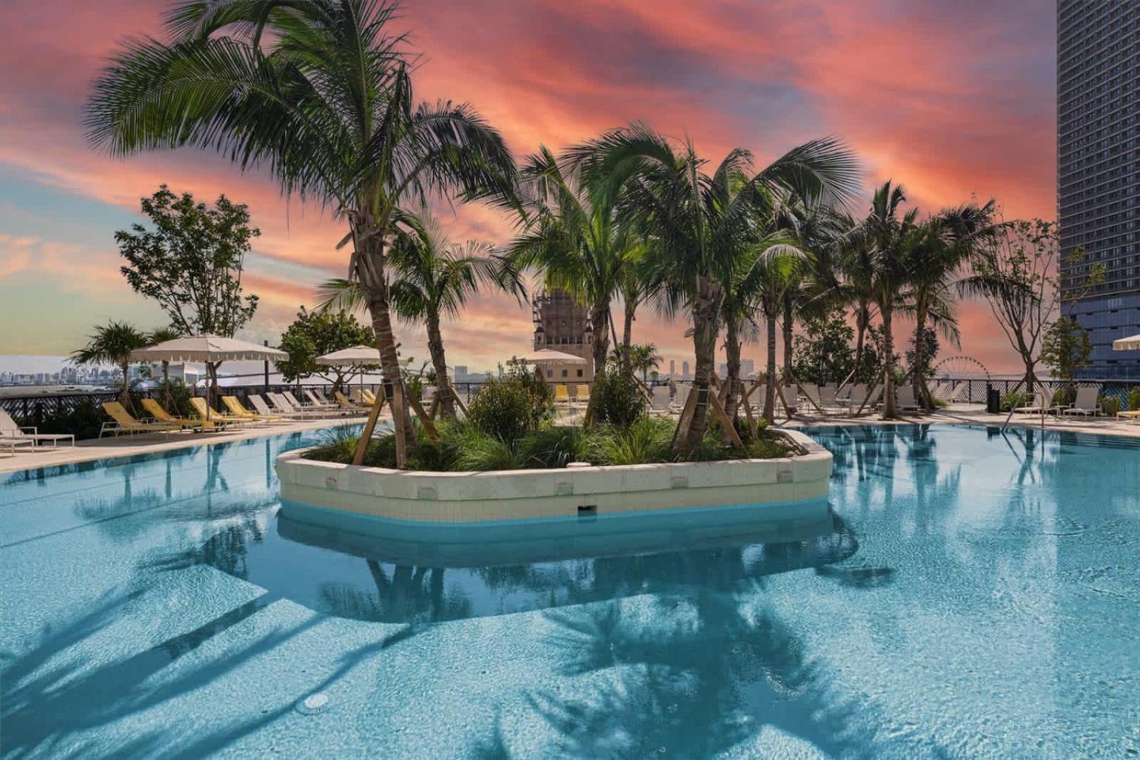- Views Gym & Pool Miami