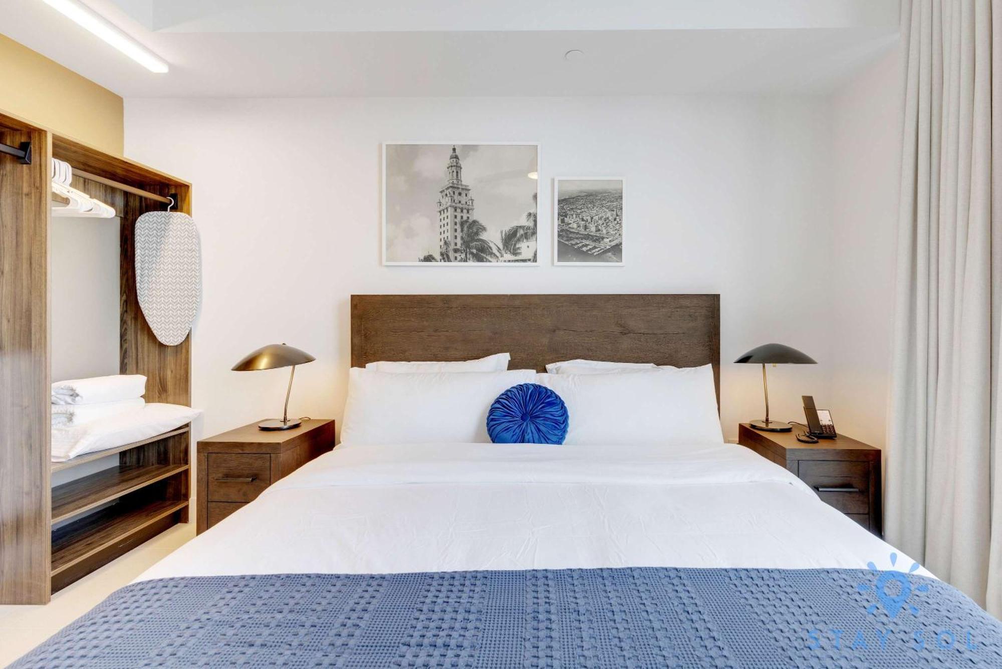 - Views Gym & Pool Apartment *