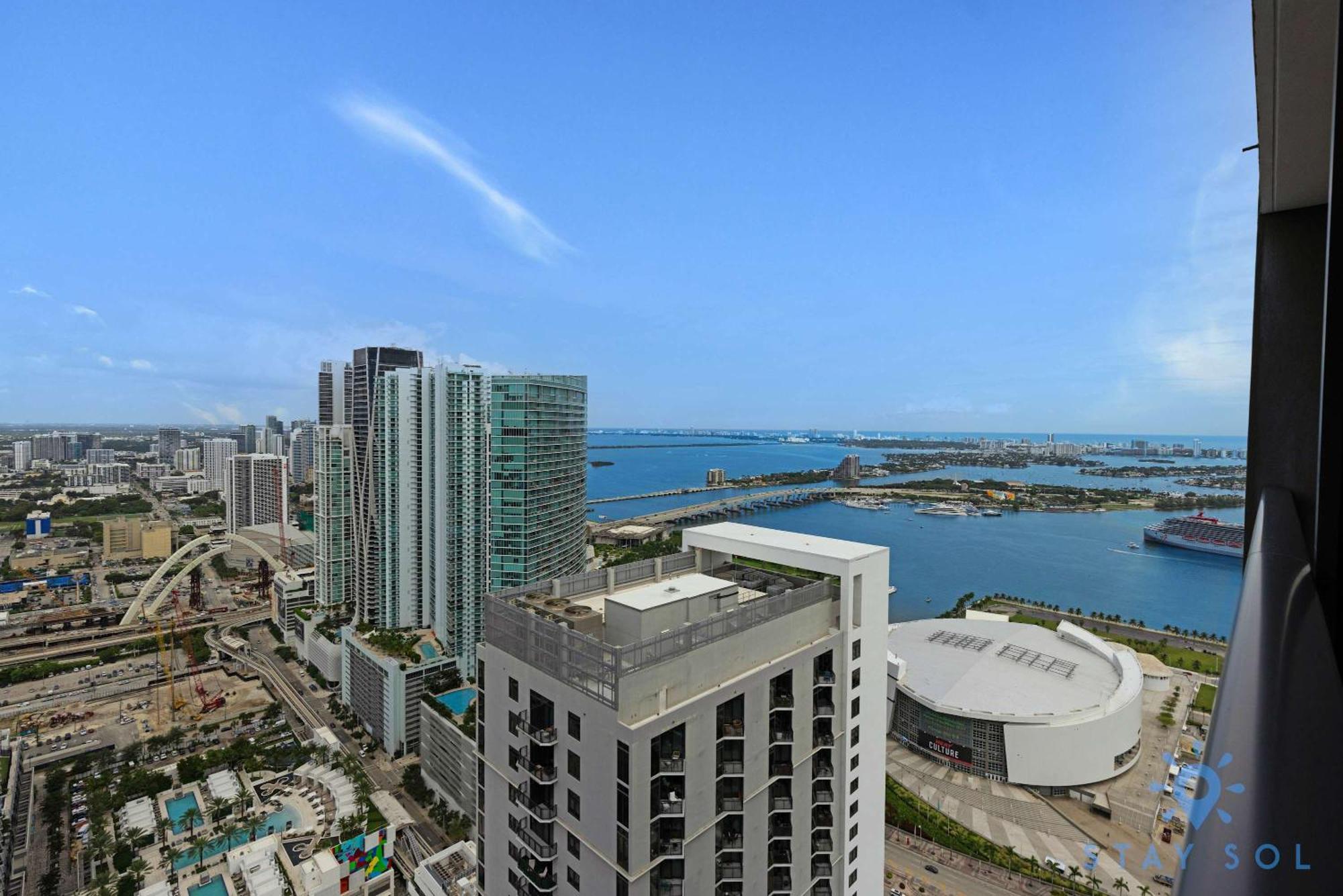 - Views Gym & Pool Apartment Miami