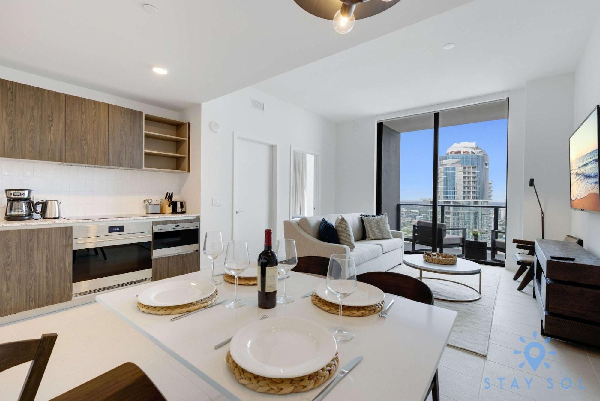 - Views Gym & Pool Apartment Miami
