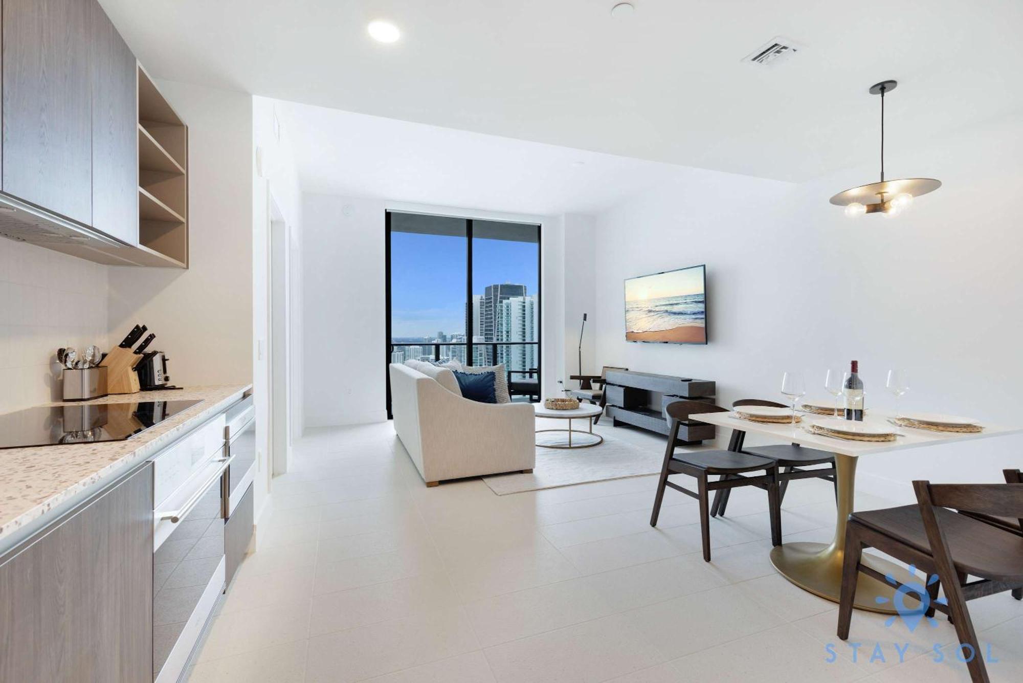 - Views Gym & Pool Apartment